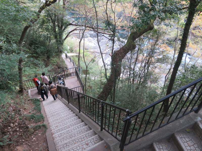 高津戸峡の遊歩道