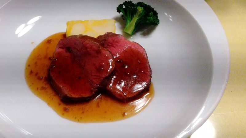 伊香保温泉の洋風旅館ぴのんの夕食のお肉料理