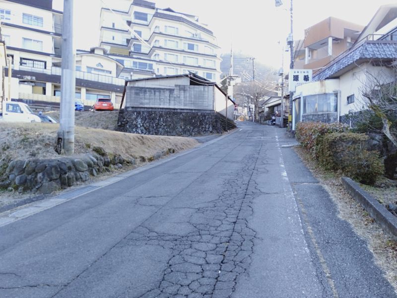 伊香保温泉の洋風旅館ぴのんから松本楼へ向かう坂道