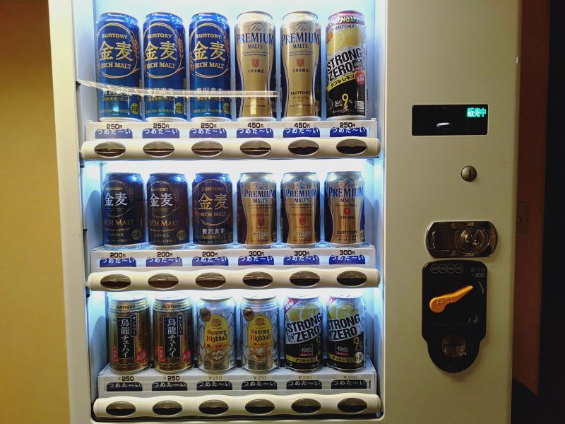 伊香保温泉の洋風旅館ぴのんのランドリールームにあるお酒の自動販売機