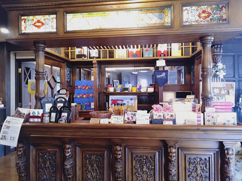 伊香保温泉の洋風旅館ぴのんのロビーにあるおみやげコーナー