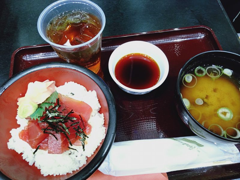 ボートレース桐生のPISルーム内のエグゼクティブシートでデリバリー注文したミニマグロ丼