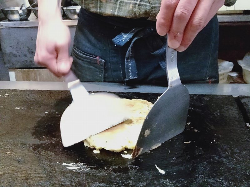 徳島市のお好み焼き屋「いか十」の「豆天玉」を作っているようす