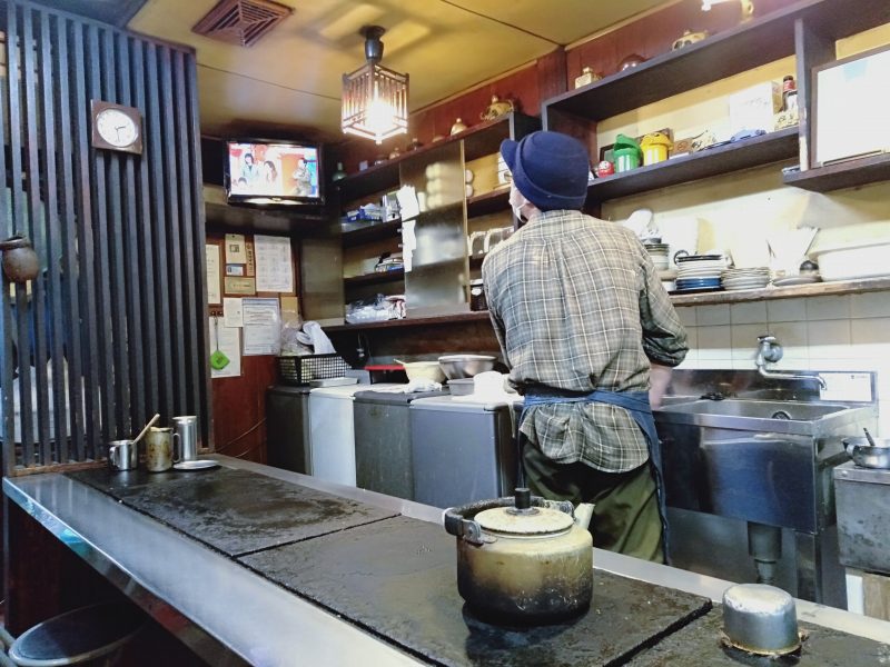 徳島市のお好み焼き屋「いか十」の店内のようす