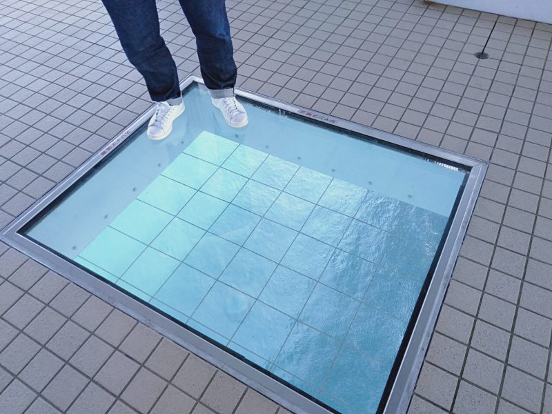 渦の道の遊歩道にあるガラス床