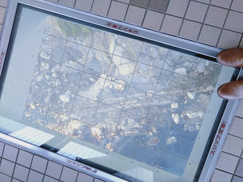 渦の道の遊歩道にあるガラス床