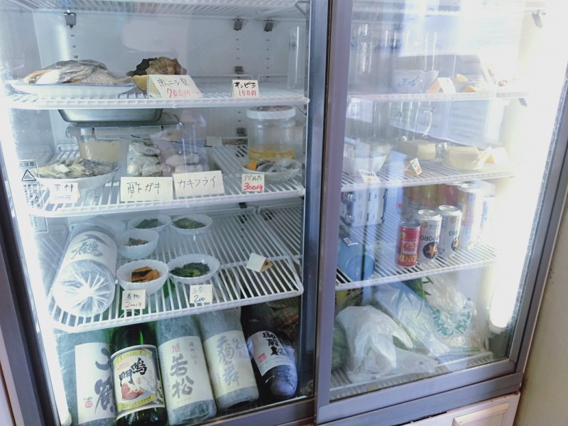 うずしお食堂のおつまみと酒が入った冷蔵庫
