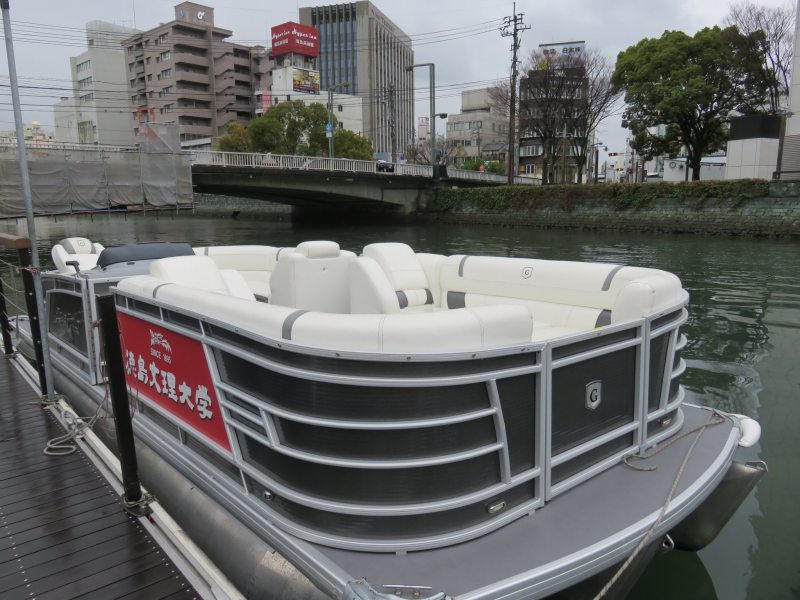 徳島市のひょうたん島クルーズの船