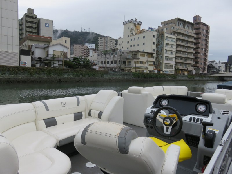 徳島市のひょうたん島クルーズの船