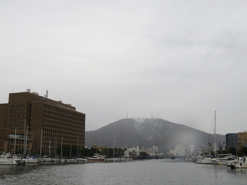 徳島市のひょうたん島クルーズの船内から見える景色