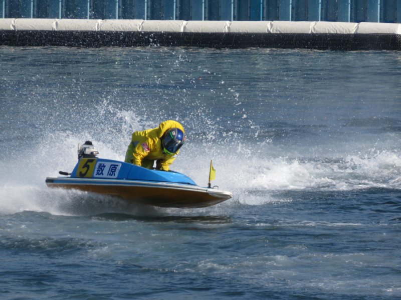 ボートレース鳴門を走る数原魁選手