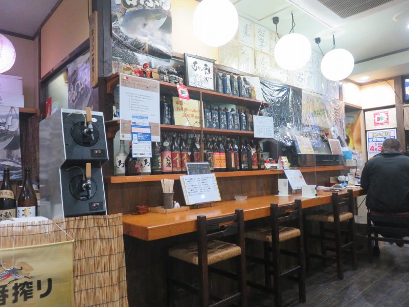 鳴門の居酒屋「あじの家」の店内のようす