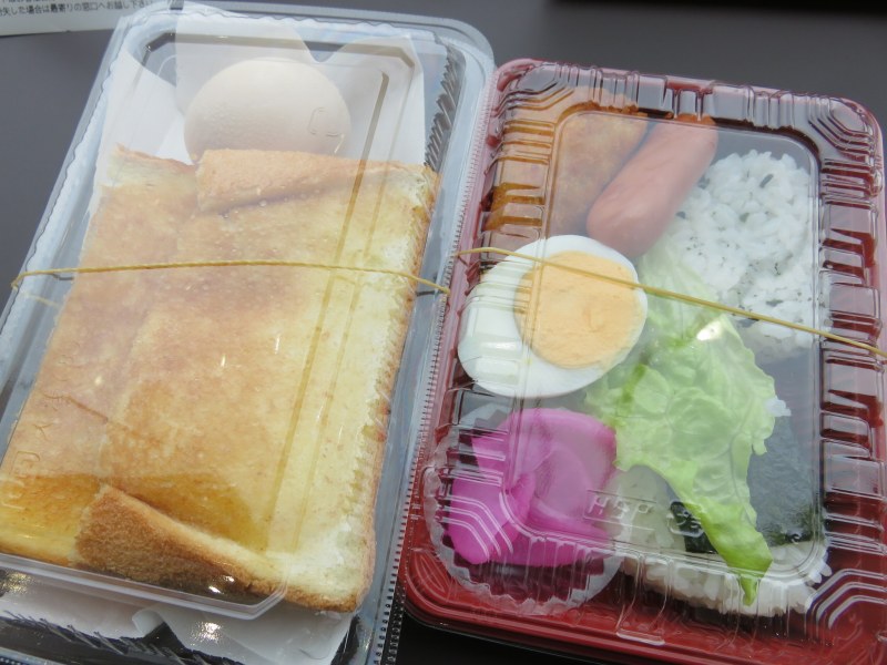 ボートレース鳴門の1階フードコート「勝めし屋」の朝食弁当と「トースト&ゆで卵」