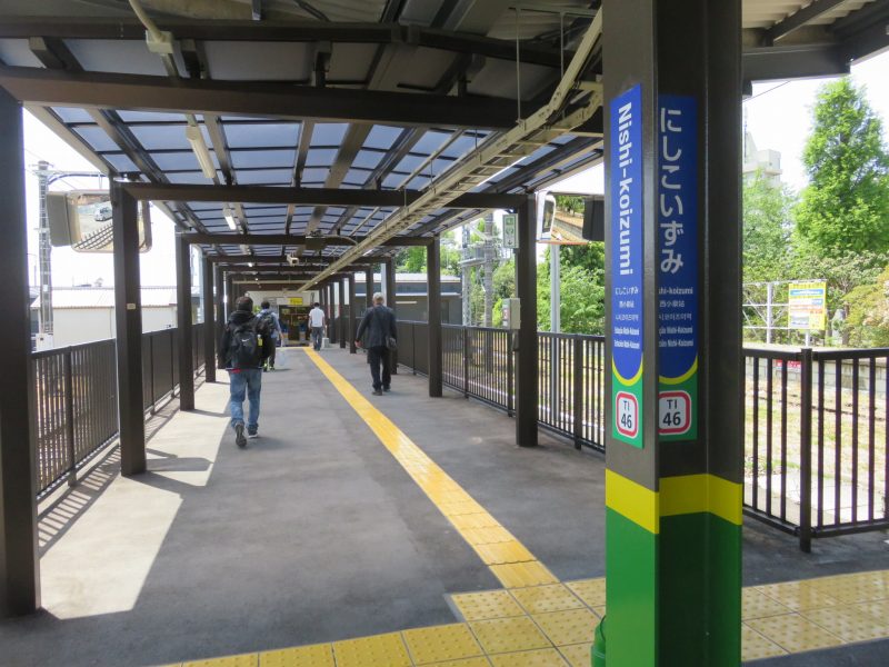 東武小泉線西小泉駅の構内