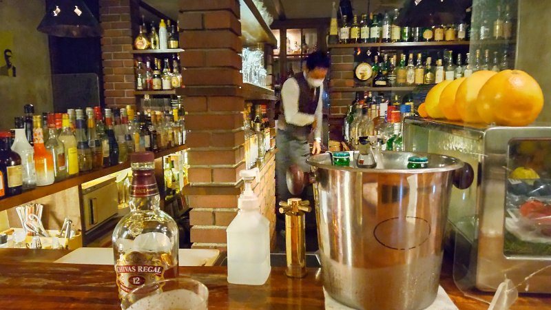 唐戸の「BAR YIELD」の店内のようす