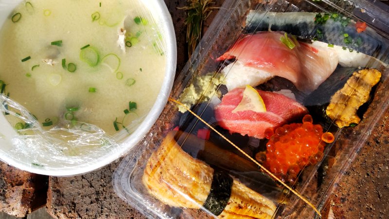 唐戸市場・活きいき馬関街で売られているお鮨とふぐの味噌汁