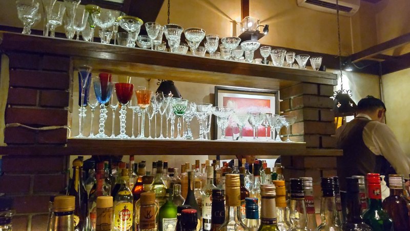 唐戸の「BAR YIELD」の店内のようす