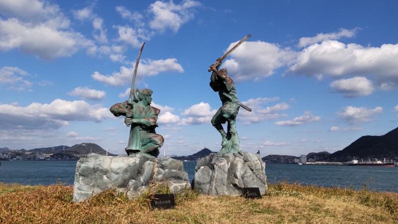 巌流島にある宮本武蔵と佐々木小次郎の銅像