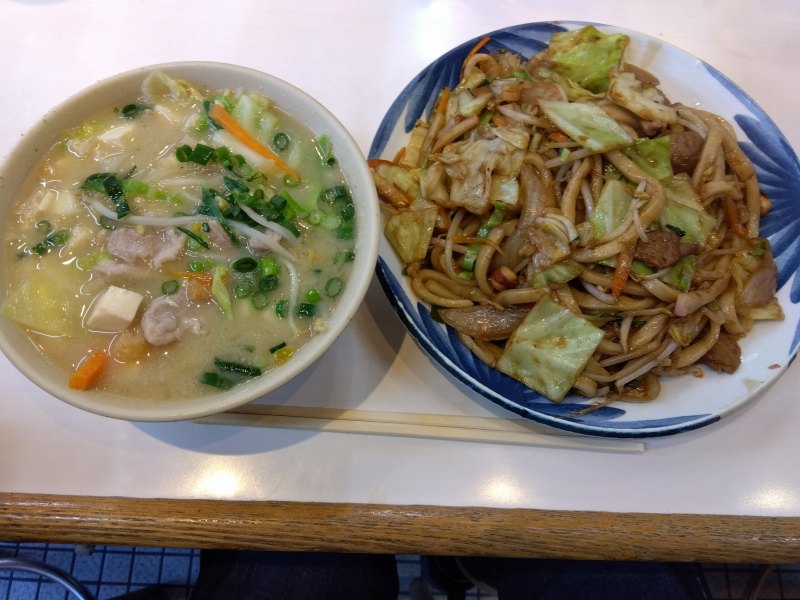 黒崎駅「エビス屋昼夜食堂」の焼うどんと豚汁