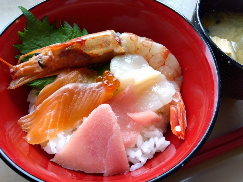 下関市役所の4階食堂の得々海鮮丼（500円）