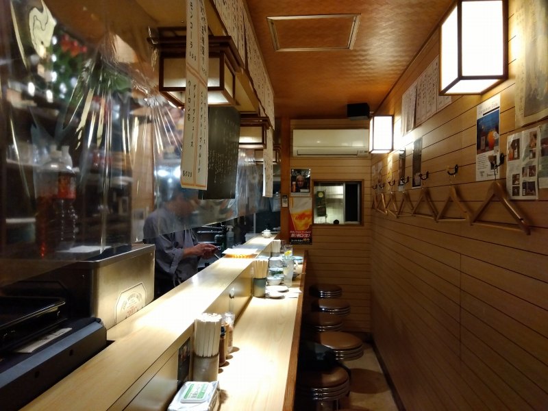 津市の大門商店街のランタン通りにある『串揚げまるう本店』店内