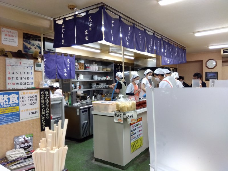 小倉のアーケード街にある「天ぷら定食ふじしま」の店内