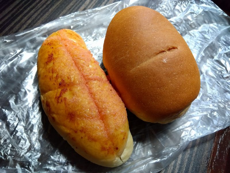 小倉駅前「シロヤ」のサニーパンと明太パン