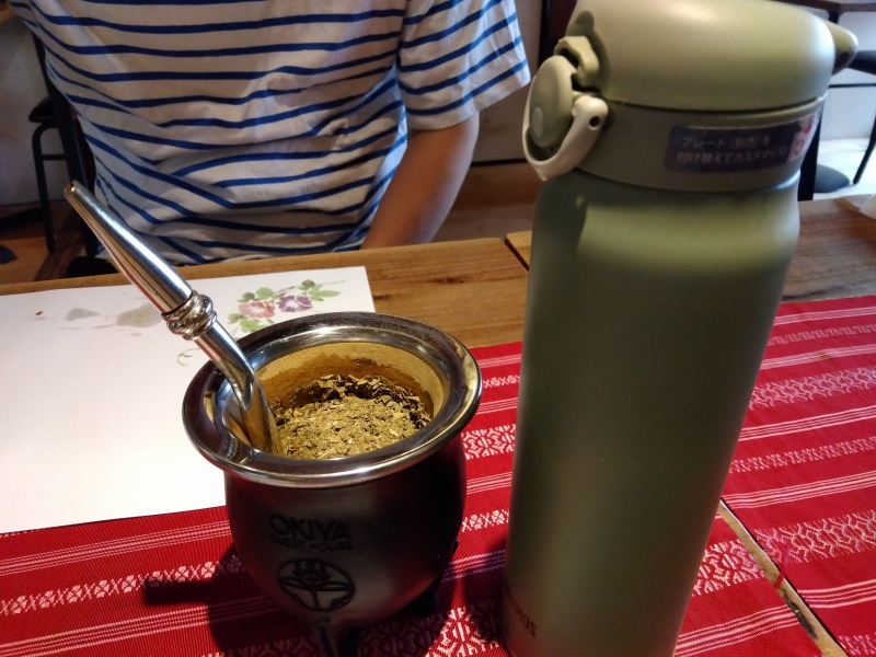 桐生市オキヤゲストハウス＆タパスバーの1階ラウンジスペースで飲むマテ茶