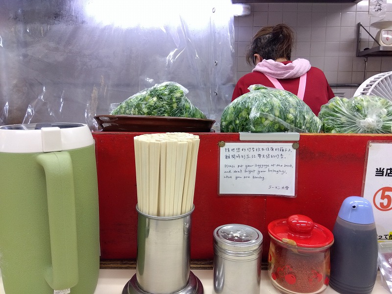 京都府東九条の「ラーメン大栄」の店内