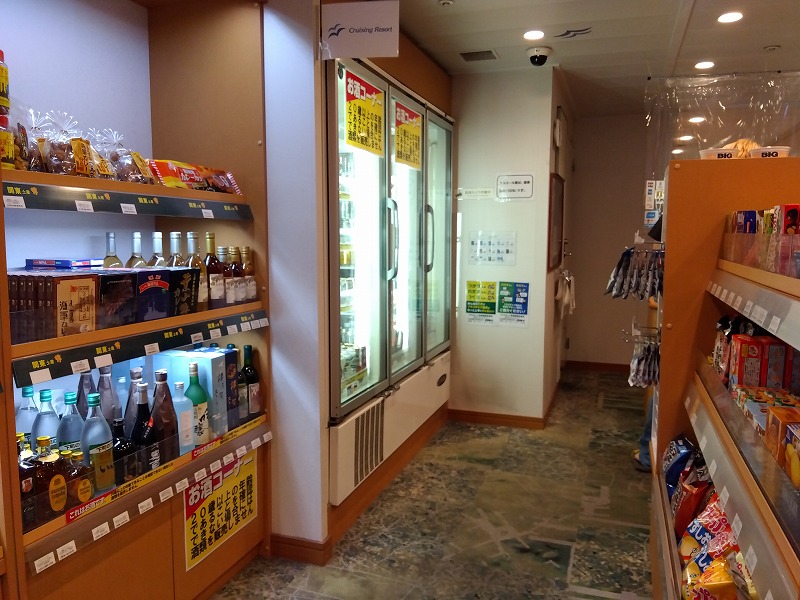 東京九州フェリー「すずらん」の船内の売店で売られているお菓子やお酒