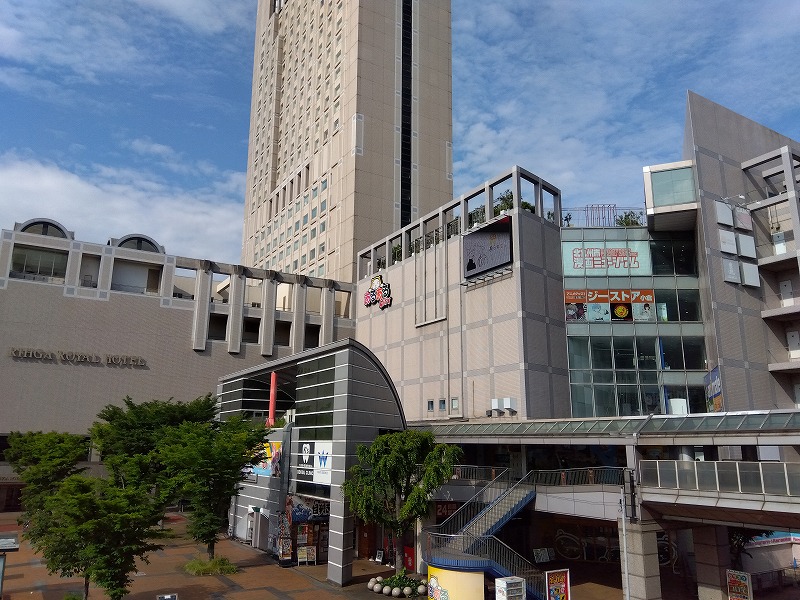 小倉駅前新幹線口（北口）にある「あるあるcity」の外観