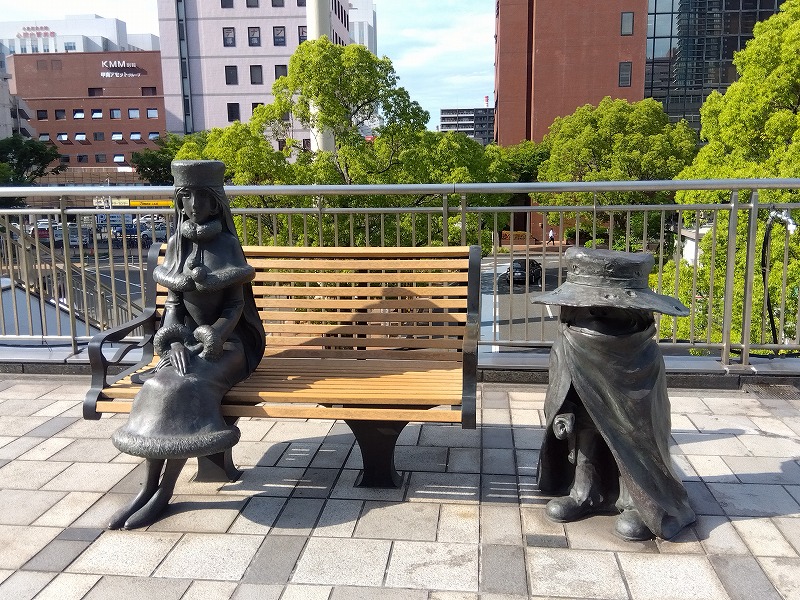 小倉駅前新幹線口（北口）にあるメーテルと鉄郎の像