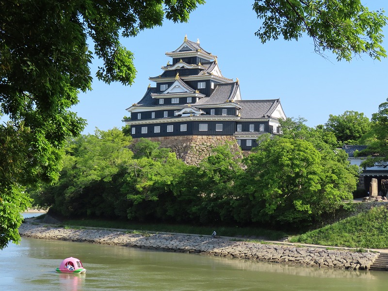 岡山城と桃ボート