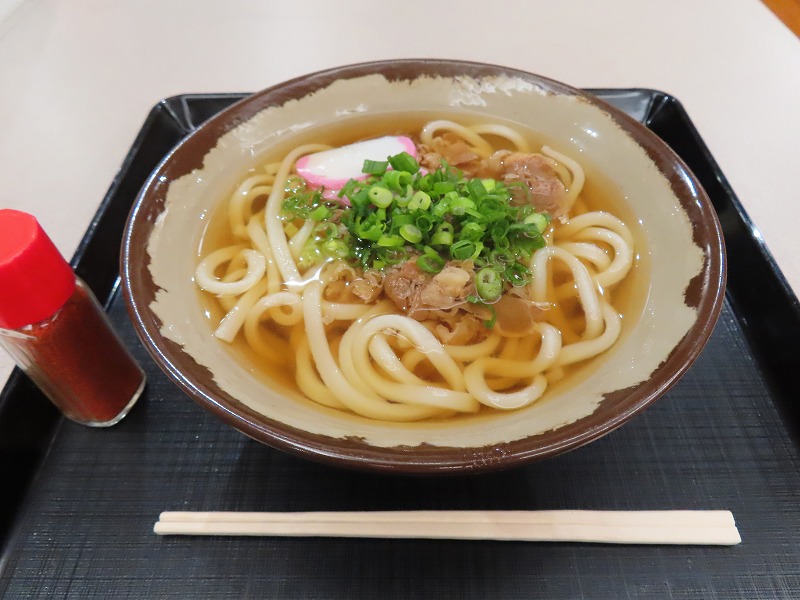 ボートレース児島の指定席フロアにあるレストラン「カトレア」の肉うどん