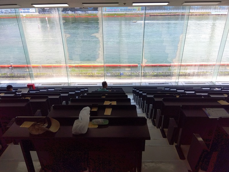 ミサリ競艇場2階一般席