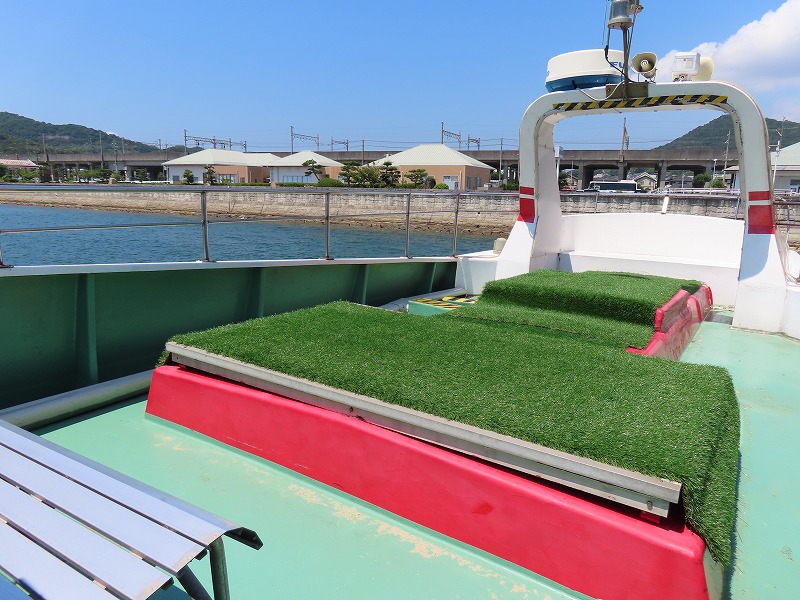 児島観光港から出発する瀬戸大橋周遊観光船のデッキ