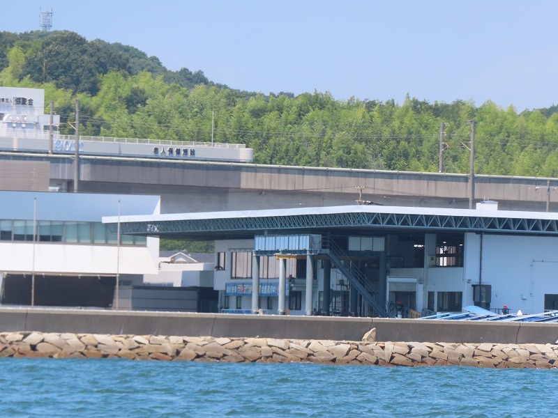 瀬戸大橋周遊観光船から見えるボートレース児島のピット