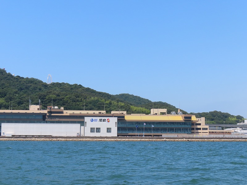 瀬戸大橋周遊観光船から見えるボートレース児島