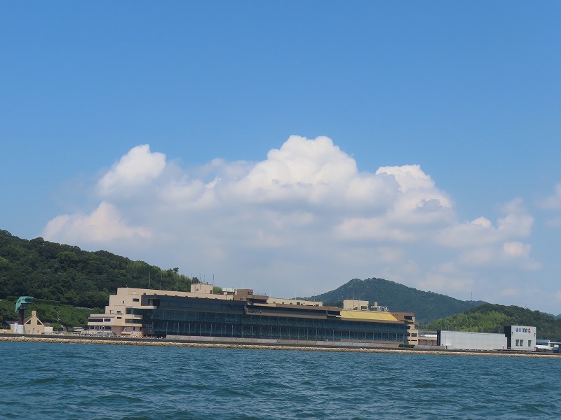 瀬戸大橋周遊観光船から見えるボートレース児島