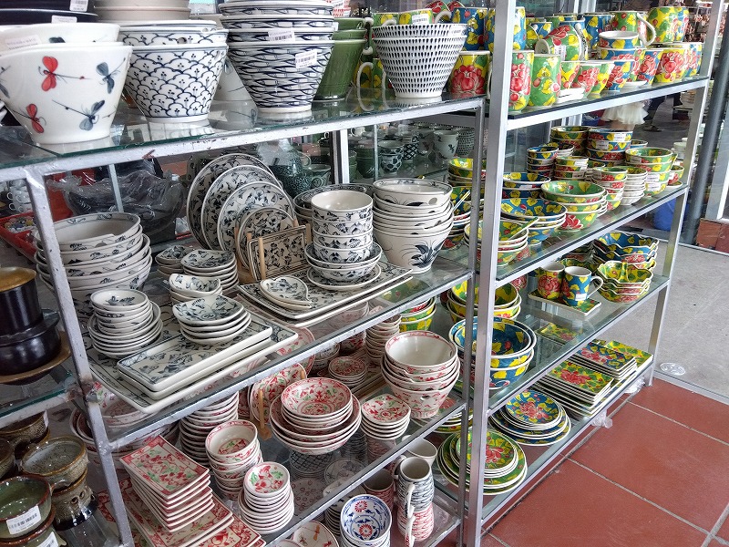 バッチャン村の市場のお店「バッチャン伝統工芸セラミック」