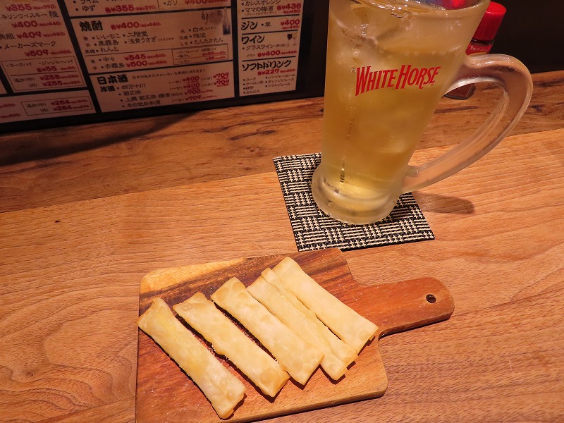 大阪『STAND 食樂（くらん）』のハイボールとチーズカリカリ