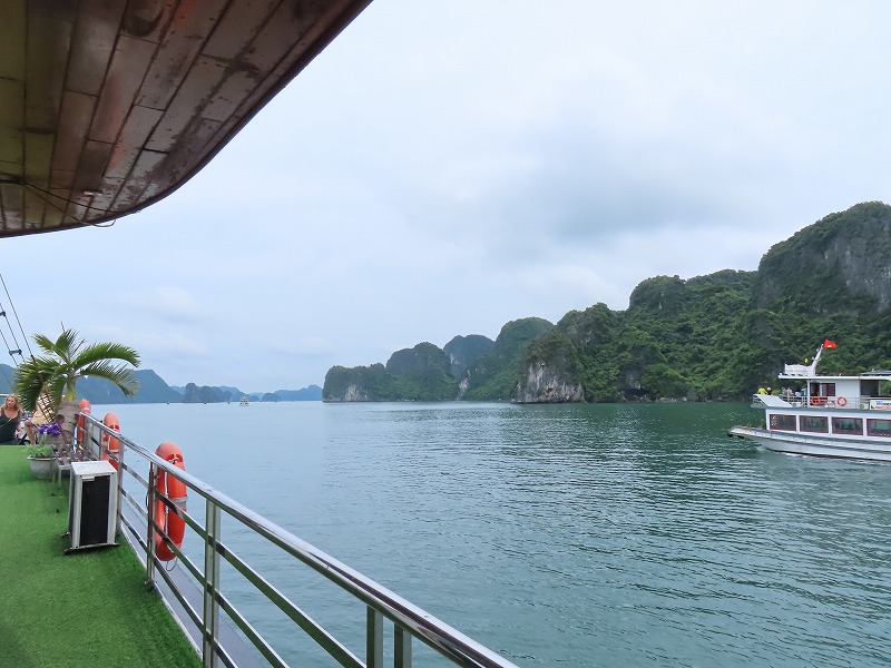 ハロン湾日帰りツアーの船内からの景色