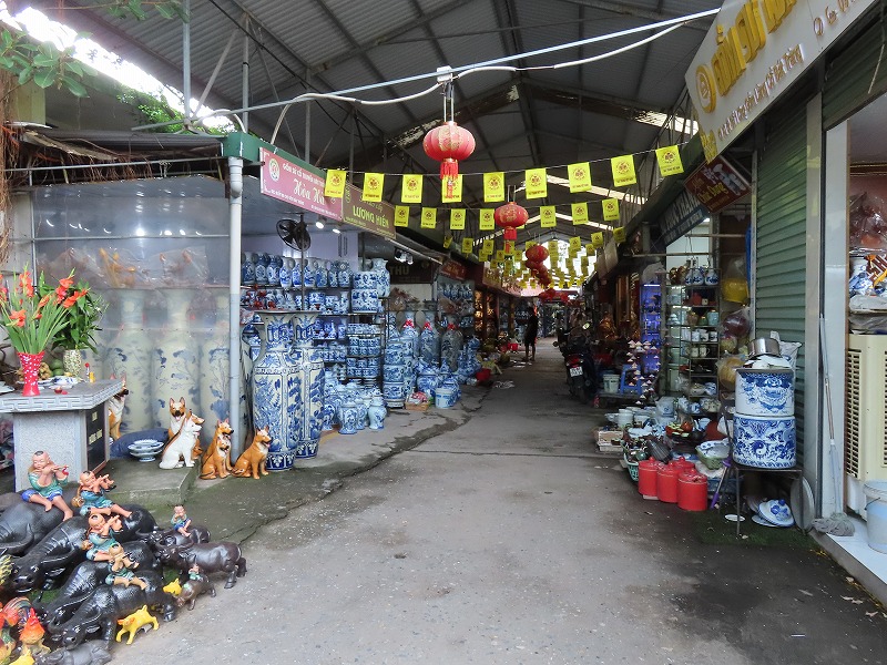 バッチャン村でバッチャン焼を売っている市場
