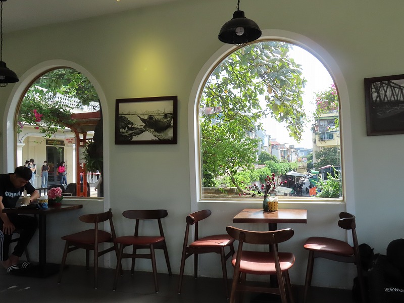 ロンビエン駅前のカフェ「HOẢ XA COFFEE」の店内