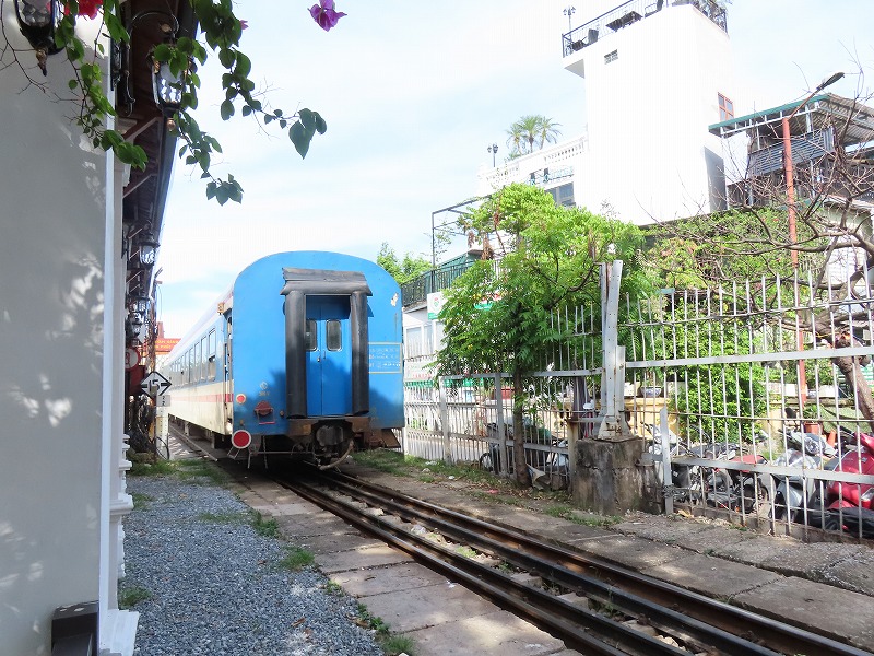 ロンビエン駅と電車