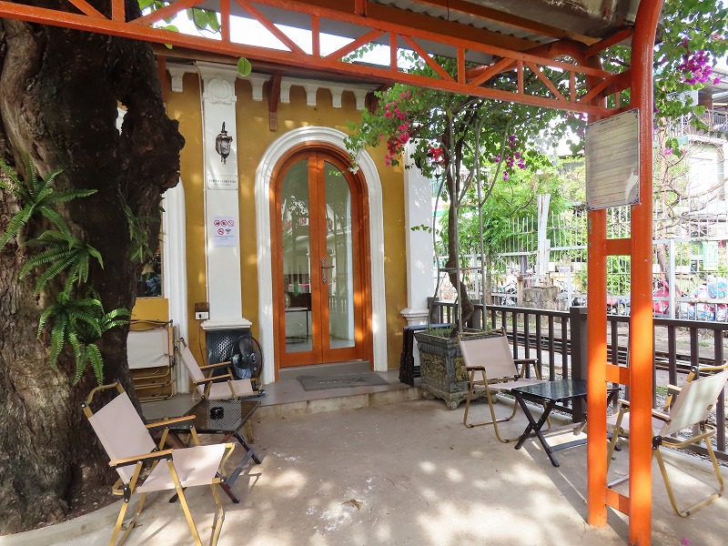 ロンビエン駅前のカフェ「HOẢ XA COFFEE」の入り口