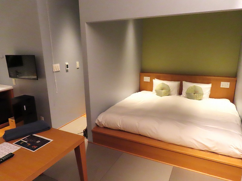 ホテル「OMO7大阪」のキングルームのベッド